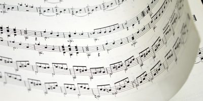 免费合法音乐下载渠道盘点封面，薄荷绿背景配音符图案，合规下载指南